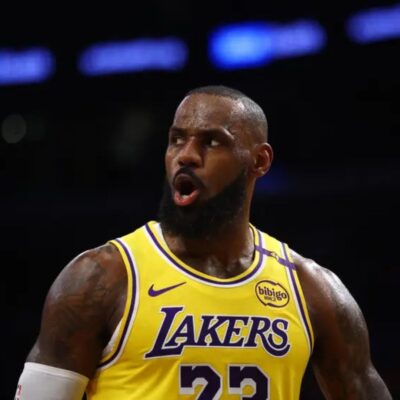 NBA anuncia titulares do All-Star Game​ Pela conferência leste, foram selecionados: Giannis Antetokounmpo, Jalen Brunson, Donovan Mitchell, Jayson Tatum e Karl-Anthony Towns. Já pelo oeste, os escolhidos foram: Curry, Kevin Durant, Shai Gilgeous-Alexander, Lebron James e Nikola Jokic.  Com a votação, LeBron James, chega a 21ª indicação consecutiva, mantendo o recorde como o jogador que mais entrou em quadra pela equipe de All-Stars da NBA. A segunda posição é de Kareem Abdul-Jabbar com 19 participações, seguido por Kobe Bryant com 18 participações. Além desse recorde, James é o terceiro a ingressar no time depois dos 40 anos.  Os mais cotados às vagas de reserva são o pivô de 2,21m do San Antonio Spurs, Victor Wembanyama, craque do Milwaukee Bucks, Damian Lillard,  o parceiro de LeBron nos Lakers, Anthony Davis, Trae Young (Atlanta Haws) e Tyler Hero (Miami Heat). Portanto, o sistema de votação dos titulares consiste em 50% de votos pelos fãs, 25% por jogadores na ativa, e outros 25% por jornalistas esportivos. Ainda serão selecionados 14 nomes votados pelos técnicos da Liga. A lista final sai 30 de janeiro.