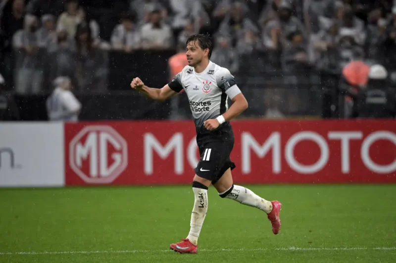 Corinthians vence com um a menos