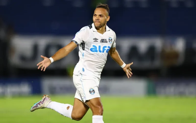 Grêmio vence, mas sofre no Paraguai