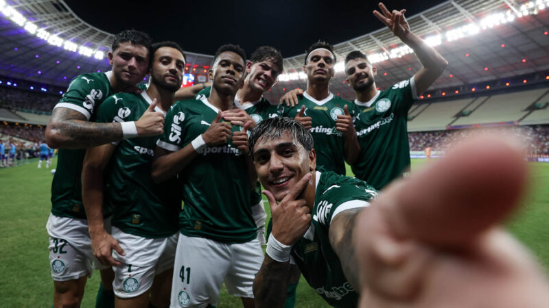 Palmeiras vence e vira líder