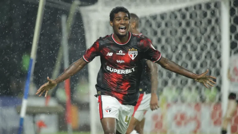São Paulo vence e lidera o grupo