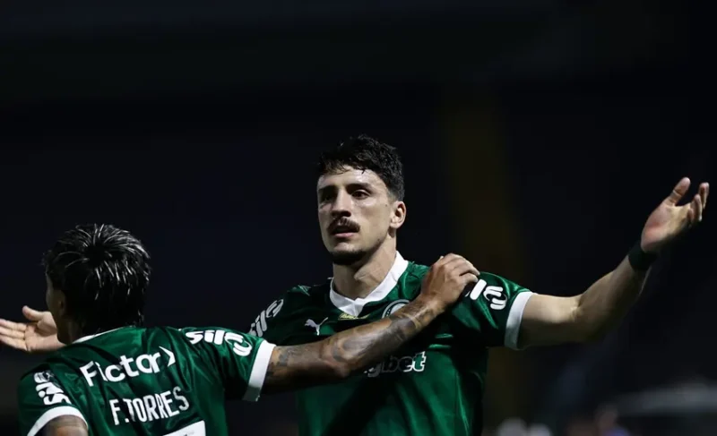 Palmeiras vence e assume a ponta