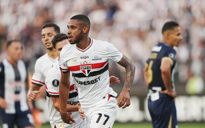 São Paulo vence e lidera grupo